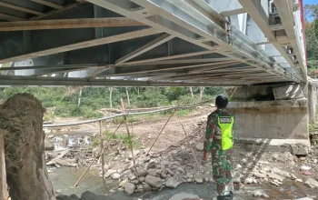 Babinsa Koramil 05/Permata Patroli Jembatan Bailey