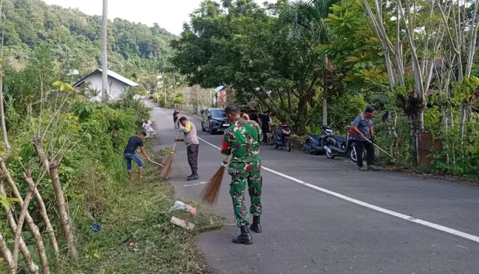 Aparat dan Warga Aneuk Laot Kompak Bersihkan Jalan