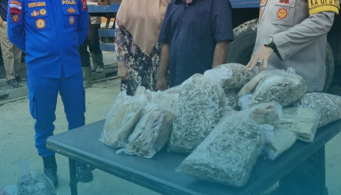 Kapolda Sulsel Kirim 10 Ton Ikan Asin ke Aceh Tamiang