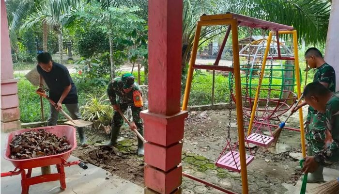 Babinsa dan Batalyon Bersihkan TK di Simpang Ulim
