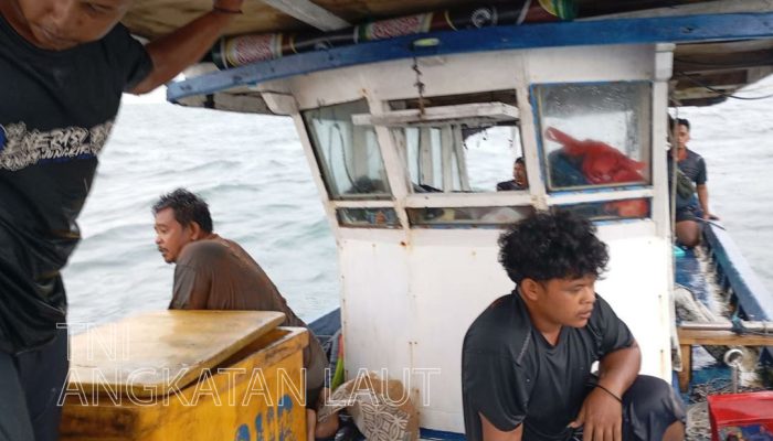 Tim Pushidrosal Selamatkan ABK Kapal Nelayan Tenggelam