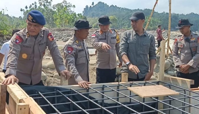 Brimob dan Pemkab Aceh Utara Bangun Jembatan Darurat