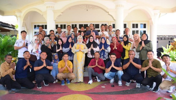 Tradisi Unik di Gorontalo, Wagub Bagikan “Uang Ayam” untuk Sahur Perdana