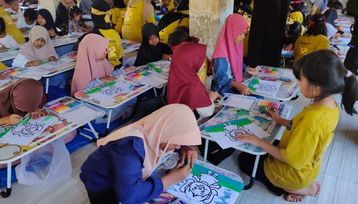 Trauma Healing Anak di Meureudu Lewat Mewarnai Bersama Guru Cilik