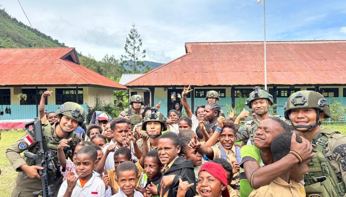 Satgas Ops Damai Cartenz Latih PBB Siswa SD di Mulia