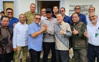 Ketua MWA USK, Dr. Safrizal ZA, diapit oleh Rektor USK Prof. Marwan dan Rektor Terpilih Prof. Mirza Tabrani bersalaman erat di Darussalam, Banda Aceh