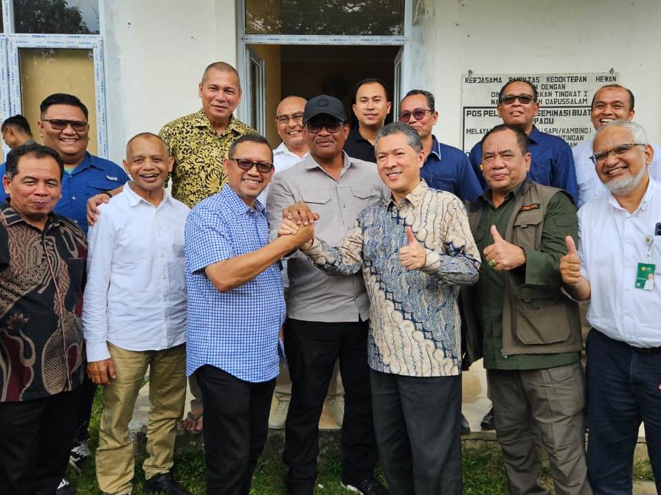 Ketua MWA USK, Dr. Safrizal ZA, diapit oleh Rektor USK Prof. Marwan dan Rektor Terpilih Prof. Mirza Tabrani bersalaman erat di Darussalam, Banda Aceh