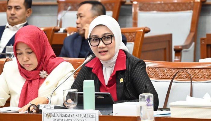 DPR Ingatkan Risiko AI dan Medsos Anak