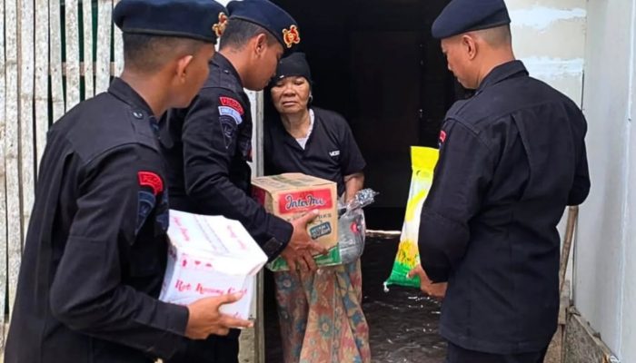Brimob Polda Aceh Salurkan Bansos Ramadhan di Aceh Utara