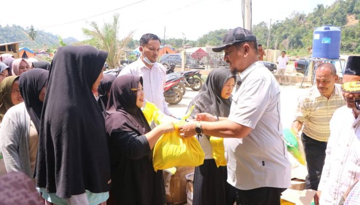 Bupati Aceh Tamiang Salurkan Bantuan Sembako untuk Warga Sekerak