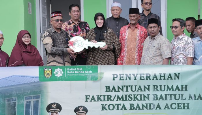 Illiza Serahkan Rumah Zakat untuk Tiga Warga Duafa