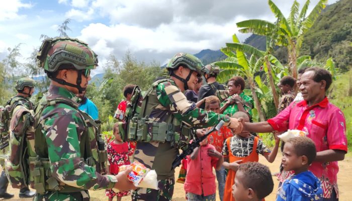 Ramadan Berkah, Satgas Yonif 113/JS Sambangi Rumah Warga Bagikan Sembako