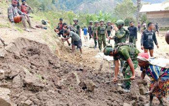Prajurit dari Aceh Gotong Royong Bersama Warga Hiyabu