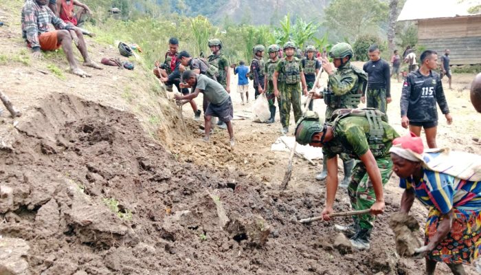 Prajurit dari Aceh Gotong Royong Bersama Warga Hiyabu
