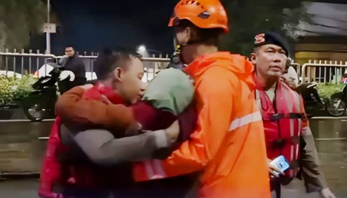 Brimob Evakuasi Lansia 84 Tahun dari Banjir di Pondok Karya