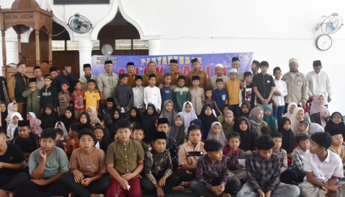 Wabup Armia Santuni Anak Yatim di Weh Pesam