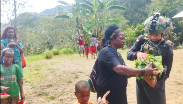 Patroli Humanis, TNI Aceh Dapat Kejutan dari Warga Intan Jaya