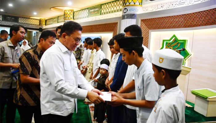 Menteri Perdagangan Beri Santunan Anak Yatim Piatu