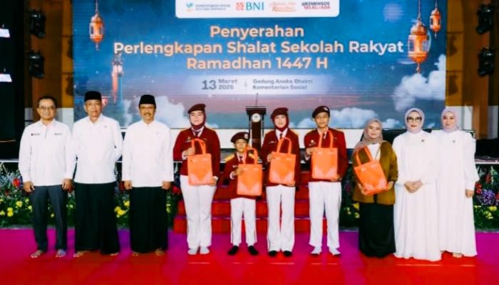 Kemensos dan BNI Bagikan Alat Salat kepada Siswa Sekolah Rakyat
