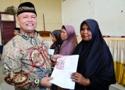 Bupati Aceh Utara Salurkan Bantuan Jadup untuk Penyintas Banjir di Sawang