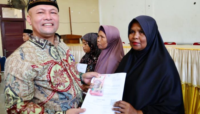 Bupati Aceh Utara Salurkan Bantuan Jadup untuk Penyintas Banjir di Sawang