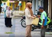 Kak Na Bagikan Daging Meugang untuk Warga Kurang Mampu