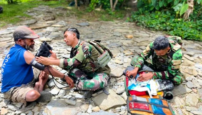 Satgas TNI Layani Kesehatan Warga dari Rumah ke Rumah