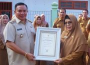 Bupati Aceh Tenggara Serahkan Sertifikat STBM, Dorong Kesehatan Masyarakat