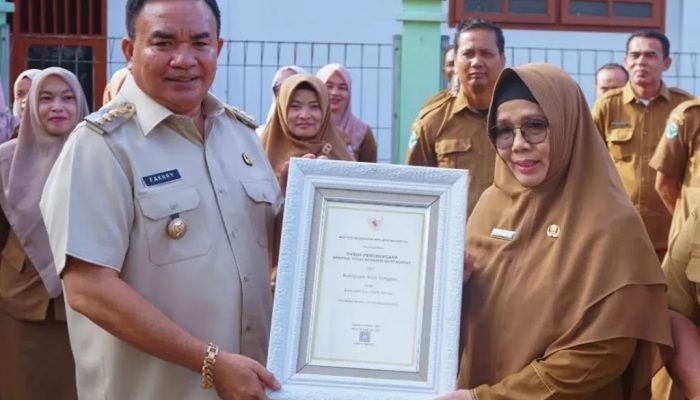 Bupati Aceh Tenggara Serahkan Sertifikat STBM, Dorong Kesehatan Masyarakat
