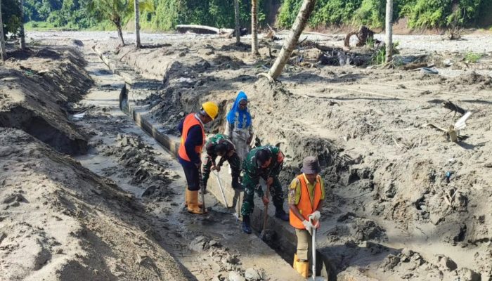Babinsa, PT Anindia dan Warga Gotong Royong Bersihkan Desa