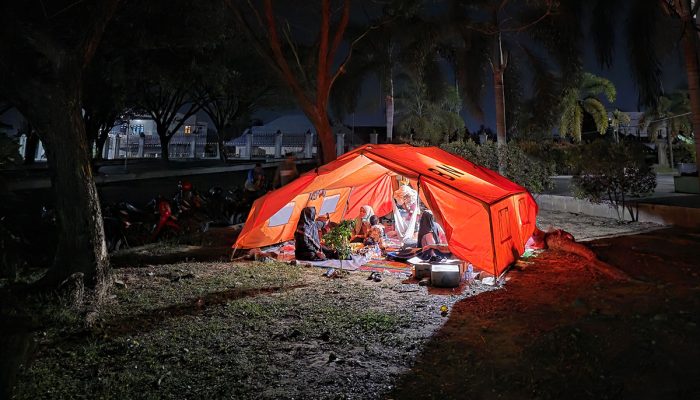 Ilusi Ketuntasan di Tenda Pengungsian