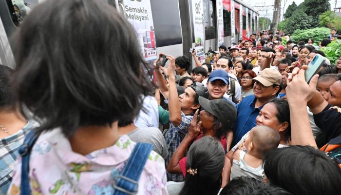 Prabowo Blusukan di Senen, Perintahkan Bangun Hunian Warga Rel
