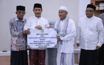 Wabup Aceh Besar Serahkan Bantuan Semen untuk Masjid Lamrabo