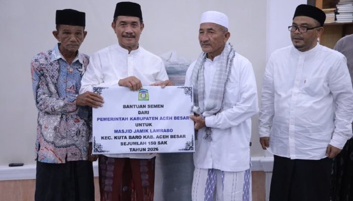 Wabup Aceh Besar Serahkan Bantuan Semen untuk Masjid Lamrabo