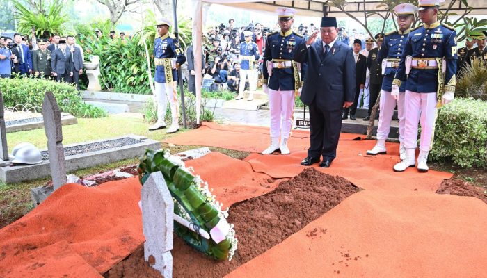 Prabowo Pimpin Penghormatan Terakhir Try Sutrisno