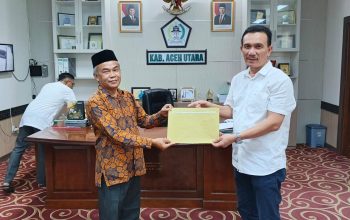 Plt Sekretaris Daerah Aceh Utara, Jamaluddin, saat menyerahkan SK PPPK Paruh Waktu secara simbolis kepada perwakilan K3S dan Sub Rayon SMP di Aceh Utara