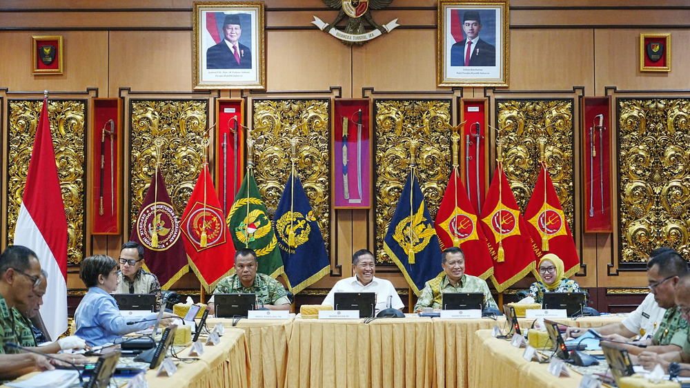 Wamenhan RI Donny Ermawan Taufanto memimpin Rakor Percepatan Program Koperasi Desa/Kelurahan Merah Putih di Kantor Kemhan, Jakarta