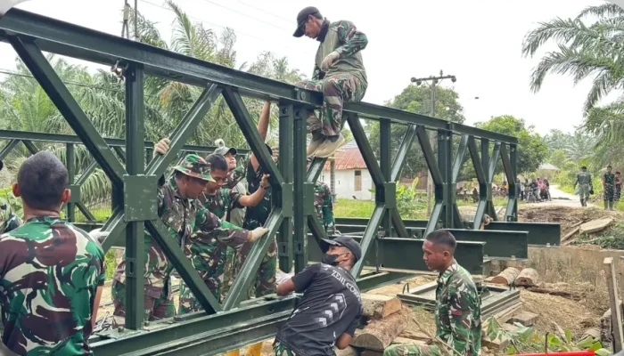 Yonif TP 853 Bangun Jembatan Bailey di Bukit Patah