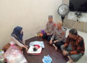 Wakapolres Aceh Jaya, Kompol Ricky Andrika, didampingi Kabag Ops, menyalurkan bantuan Kapolda Aceh bagi bayi laki-laki yang ditemukan di Masjid Leupe, Lamno, Aceh Jaya