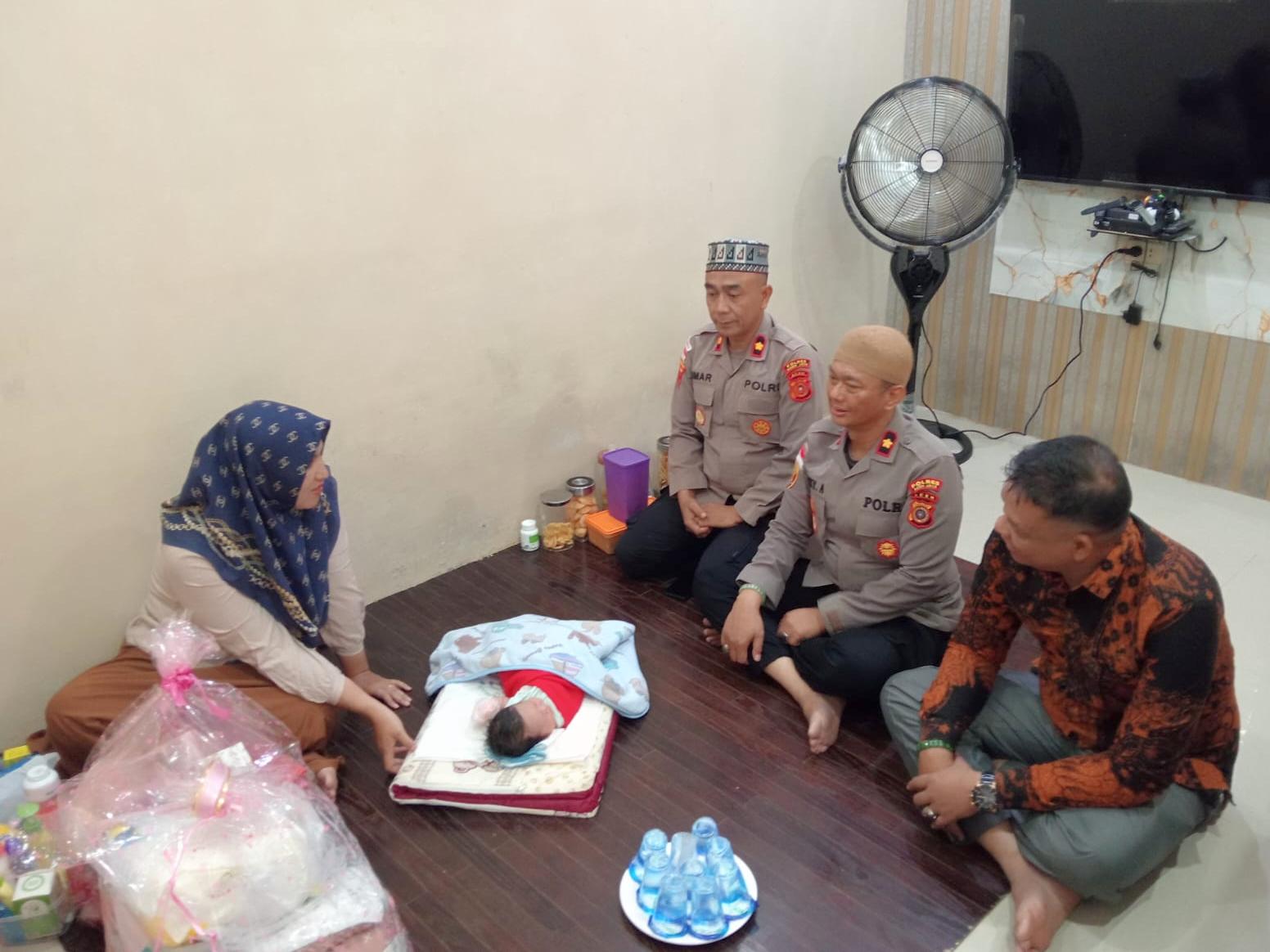 Wakapolres Aceh Jaya, Kompol Ricky Andrika, didampingi Kabag Ops, menyalurkan bantuan Kapolda Aceh bagi bayi laki-laki yang ditemukan di Masjid Leupe, Lamno, Aceh Jaya