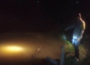 Personel kepolisian saat berada di lokasi penemuan jasad bocah yang tenggelam di saluran pembuangan, Kecamatan Baktiya, Aceh Utara