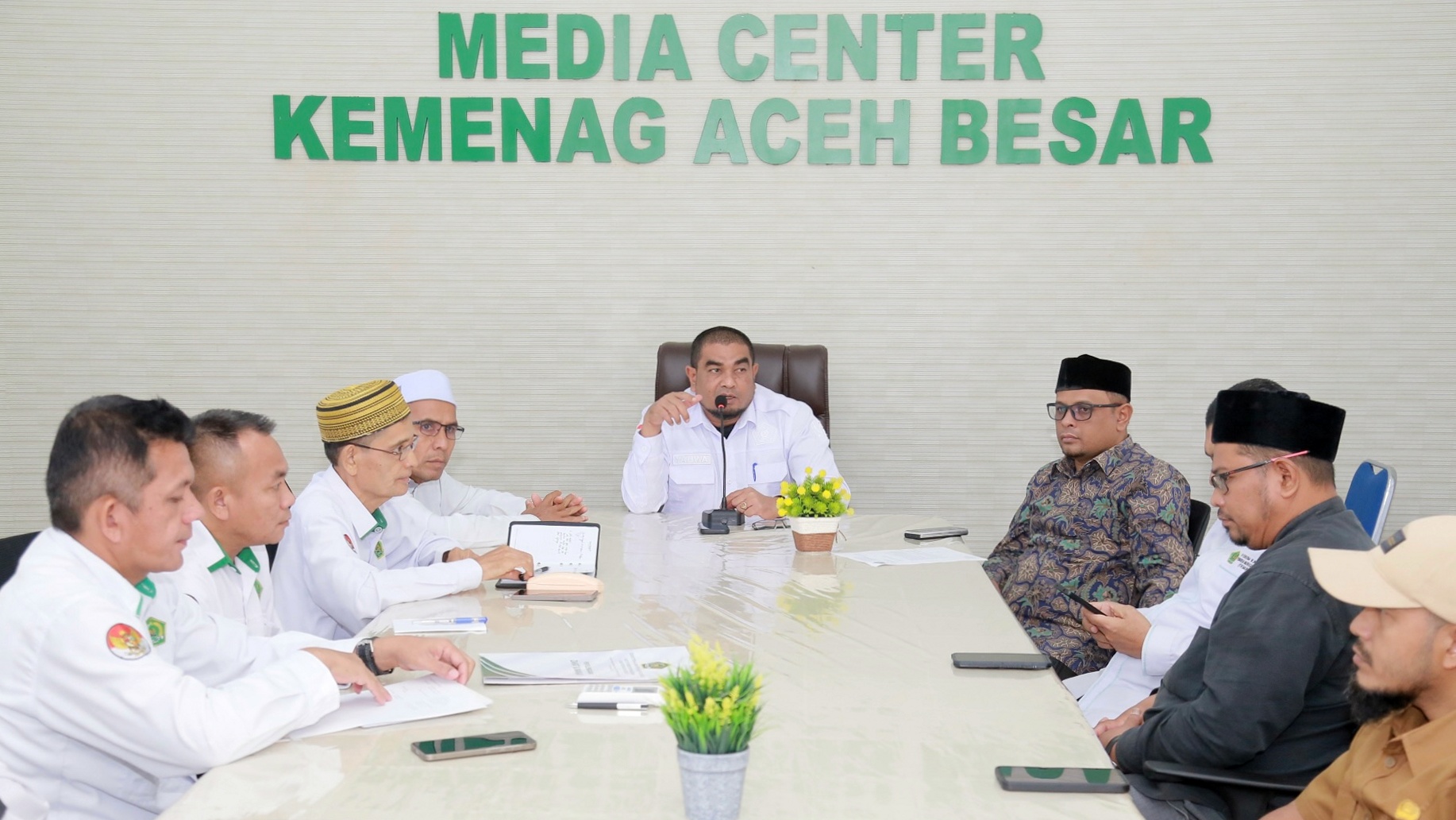 rapat penetapan zakat fitrah 1447 H di Media Center Kemenag Aceh Besar