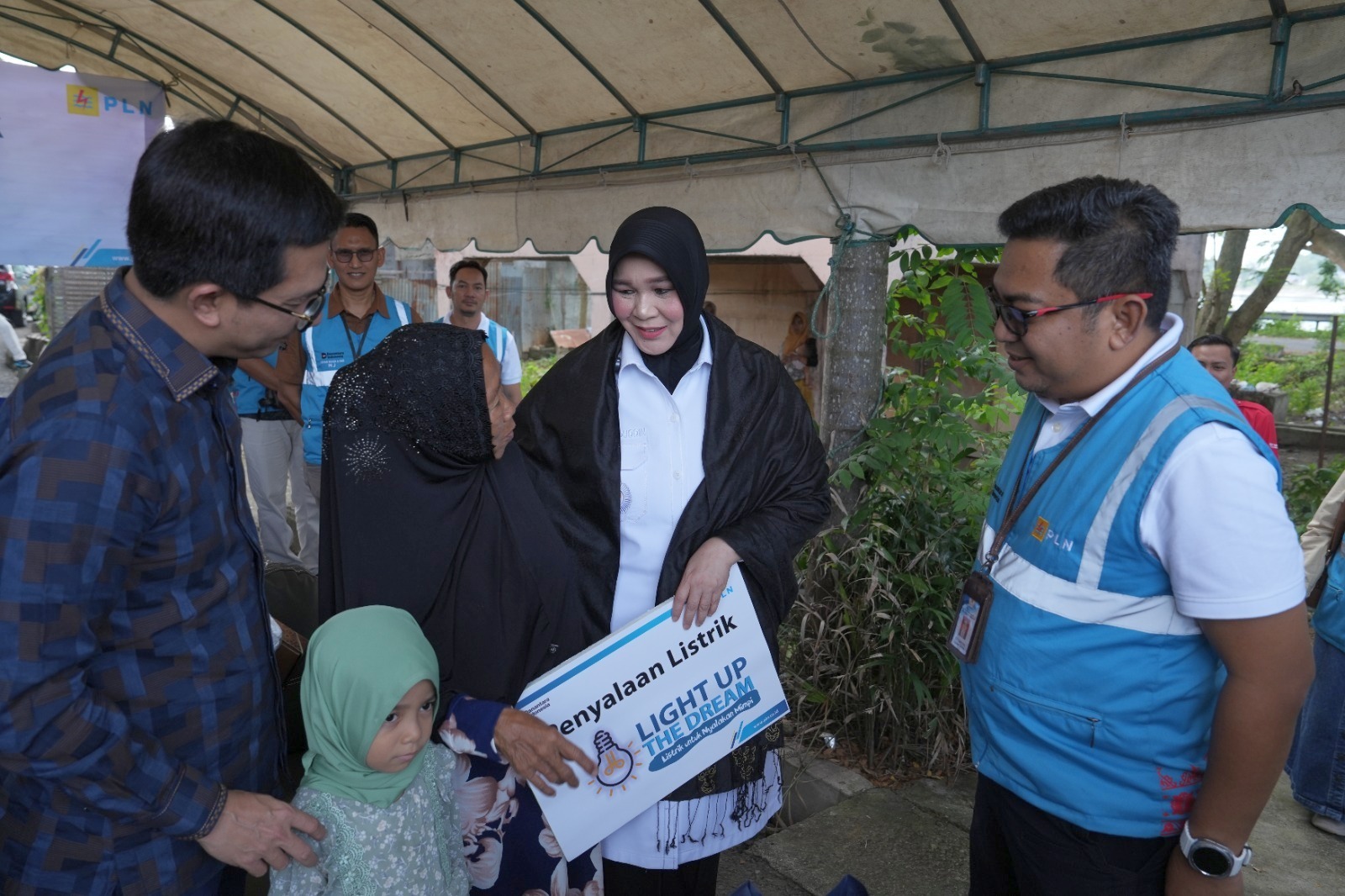 General Manager PLN UID Aceh, Eddi Saputra, bersama Wali Kota Banda Aceh Illiza Sa'aduddin Djamal