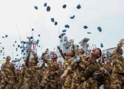 Sejumlah personel TNI AL Satgas UNIFIL merayakan kepulangan dengan melempar baret di Dermaga Koarmada II, Surabaya, Jawa Timur