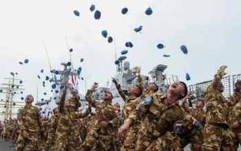 Sejumlah personel TNI AL Satgas UNIFIL merayakan kepulangan dengan melempar baret di Dermaga Koarmada II, Surabaya, Jawa Timur
