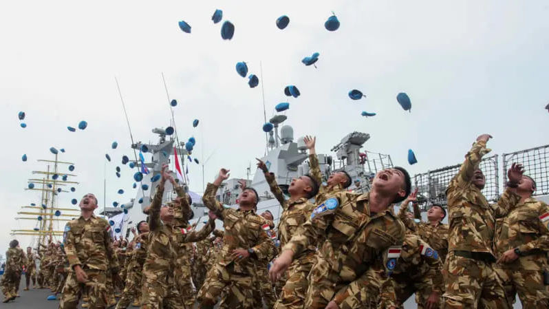 Sejumlah personel TNI AL Satgas UNIFIL merayakan kepulangan dengan melempar baret di Dermaga Koarmada II, Surabaya, Jawa Timur