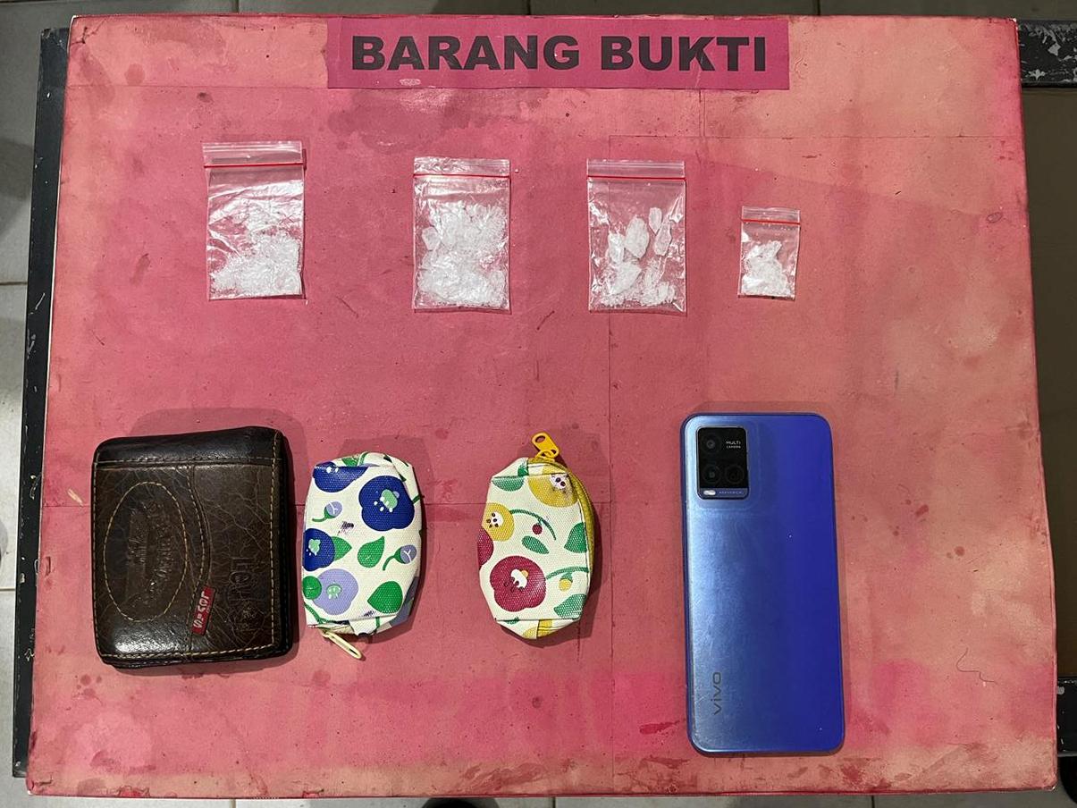 Empat paket sabu siap edar seberat 8,97 gram yang berhasil disita Tim Opsnal Satresnarkoba Polres Aceh Utara dalam operasi di Kecamatan Syamtalira Aron