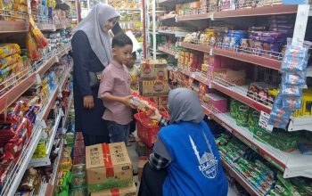 Sejumlah anak yatim didampingi pengasuh memilih kebutuhan pokok dan perlengkapan Idulfitri di Banda Aceh