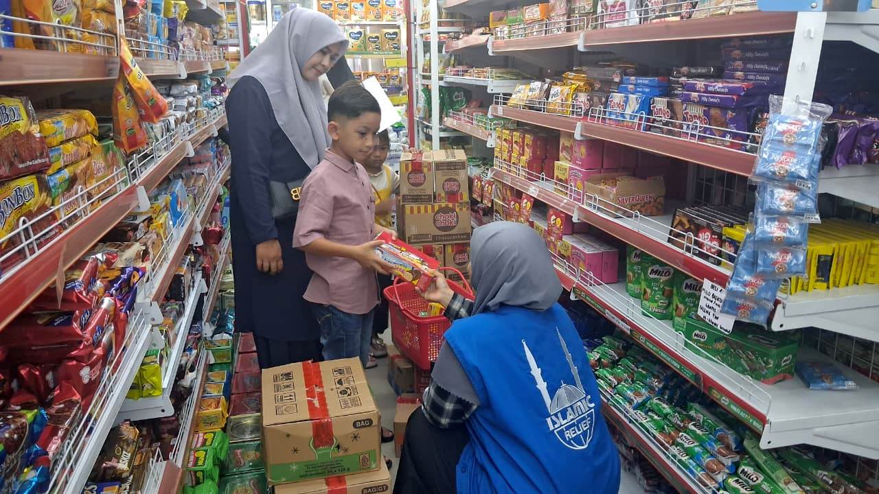 Sejumlah anak yatim didampingi pengasuh memilih kebutuhan pokok dan perlengkapan Idulfitri di Banda Aceh
