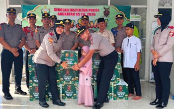 Siswa SIP Angkatan 55 Polda Aceh menyalurkan puluhan paket bantuan sosial di Rumah Yatim Aceh, Banda Aceh